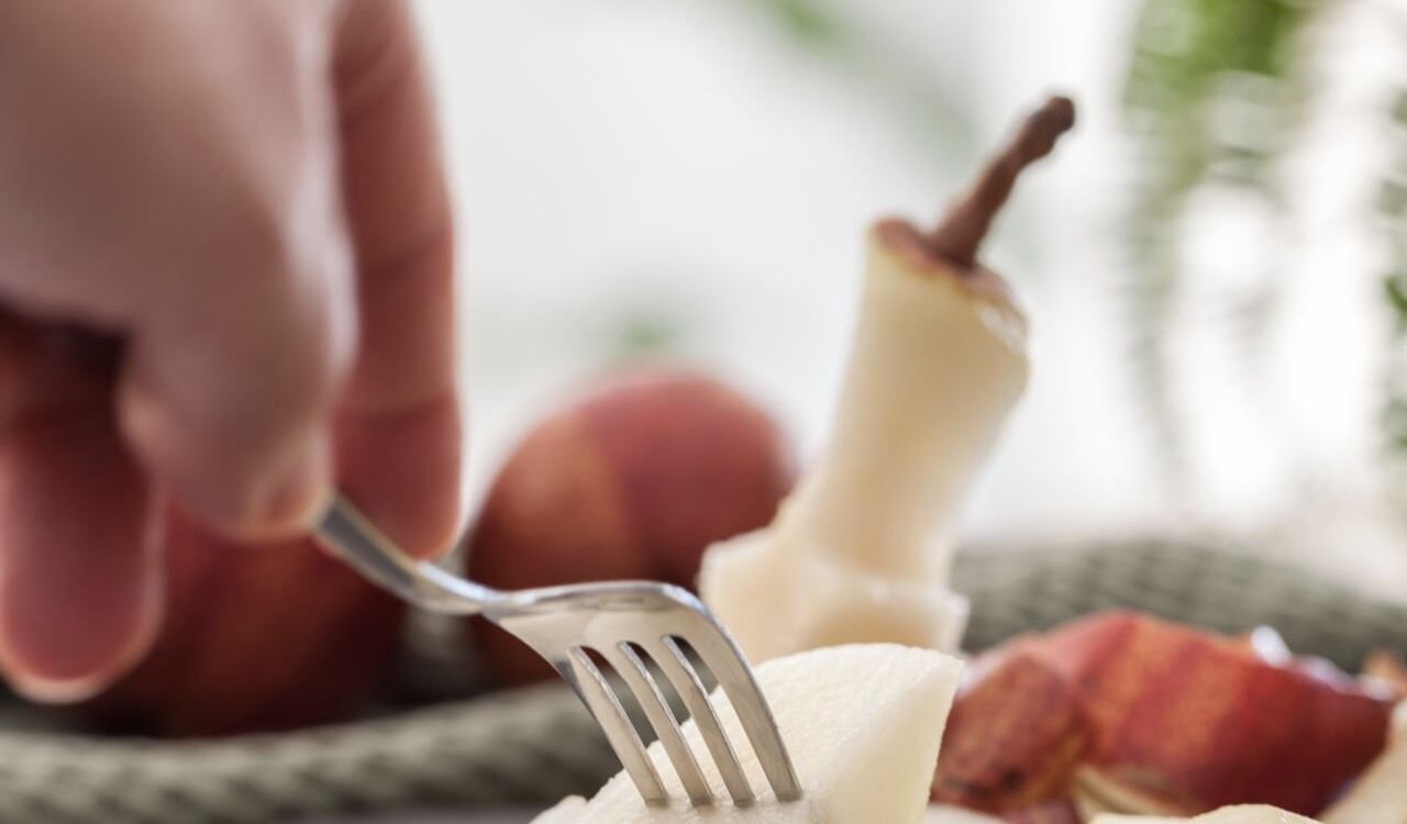 La pera, aunque no es una fruta que se tenga regularmente en casa, es una fruta con grandes beneficios.