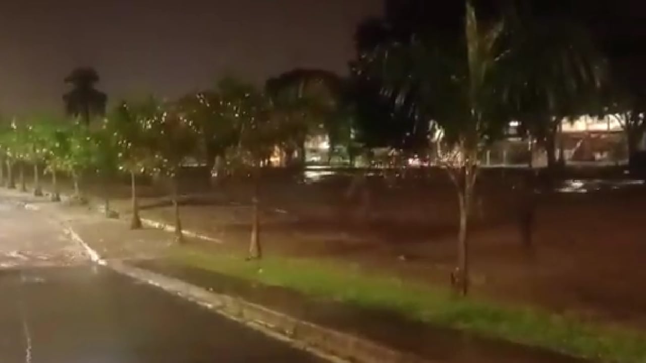 El desbordamiento del río Tuluá dejó viviendas, establecimientos comerciales y vías inundadas.