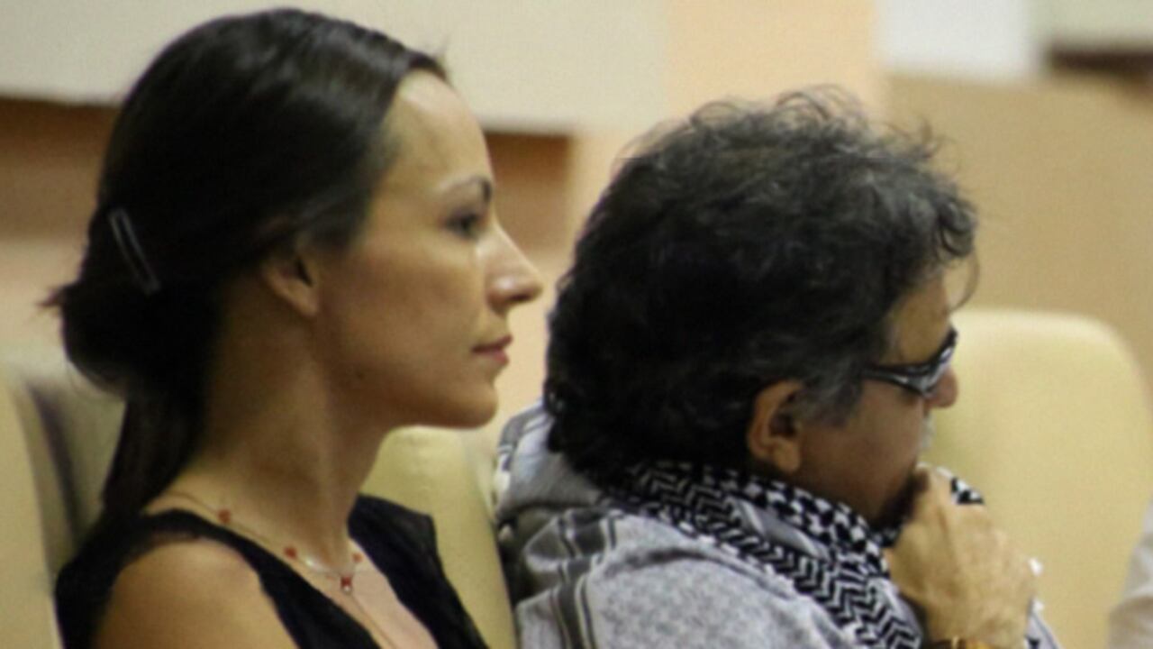 La holandesa Alexandra Nariño, Jesús Santrich, Iván Márquez y Marcos Calarcá, de la delegación de las Farc en Cuba, el 21 de junio en la rueda de prensa que marcó el fin de la décima ronda de conversaciones. Los guerrilleros insistieron en su propuesta de constituyente.