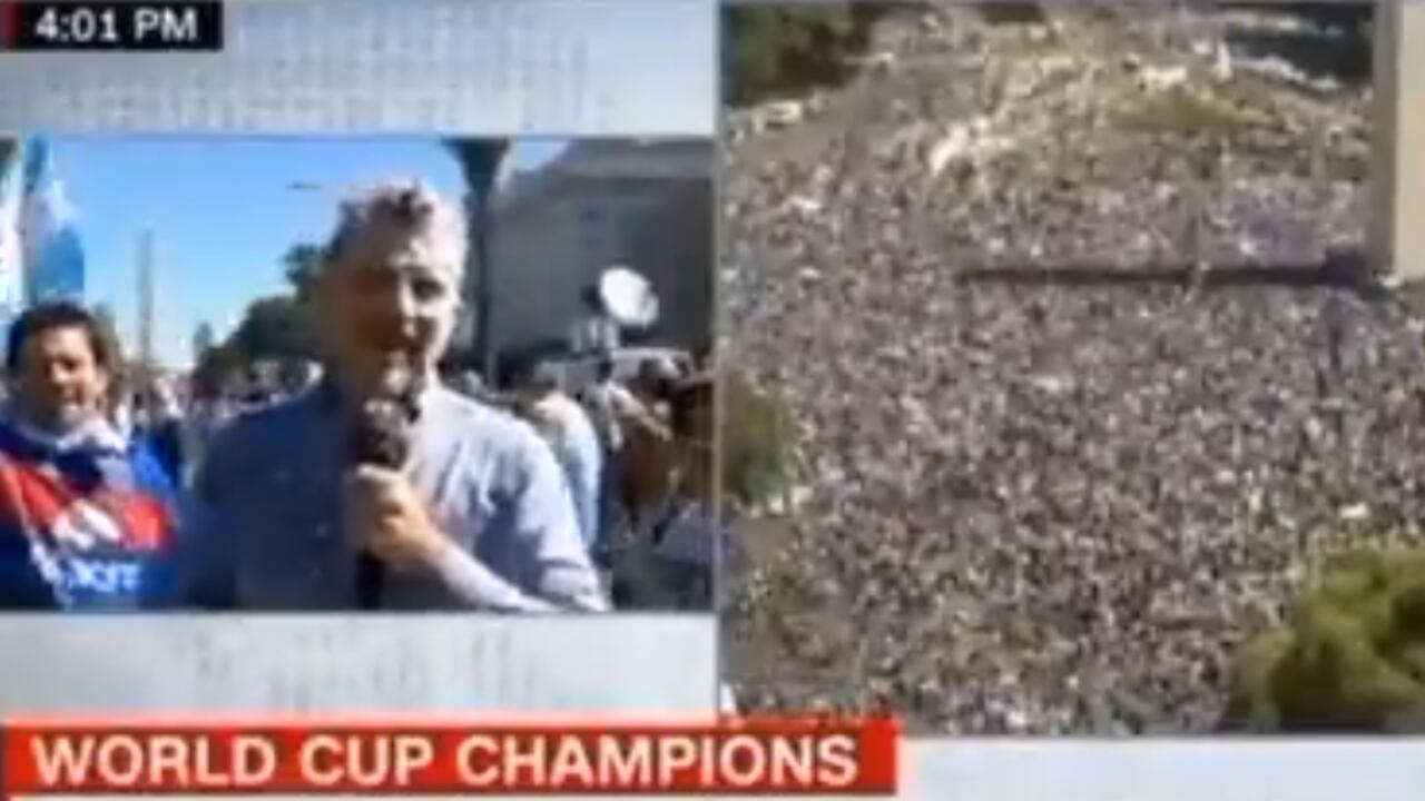 Periodista de CNN en Argentina informando sobre llegada de selección de fútbol de ese país tras triunfo en Mundial de Qatar.