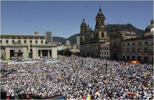 La Plaza de Bolívar, en el centro de Bogotá, estuvo a reventar por los marchantes que le dijeron NO a las Farc. La gente del Polo Democrático quedó práctimanete anulada por la manifestación.  