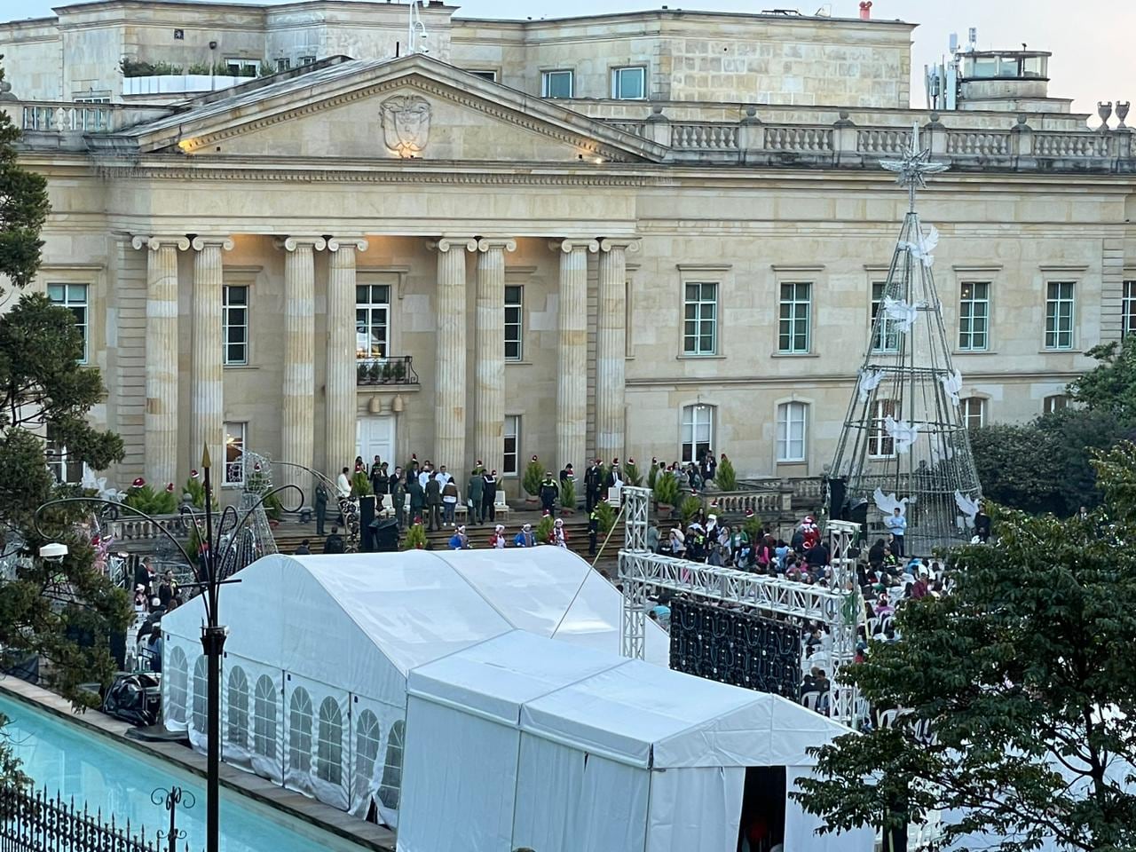 Aspecto del frente de la Casa de Nariño y los preparativos para la cena del presidente Gustavo Petro con habitantes de la calle.