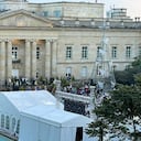 Aspecto del frente de la Casa de Nariño y los preparativos para la cena del presidente Gustavo Petro con habitantes de la calle.
