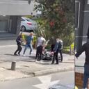 El presunto ladrón fue interceptado por varios hombres que reaccionaron con golpes en su contra.