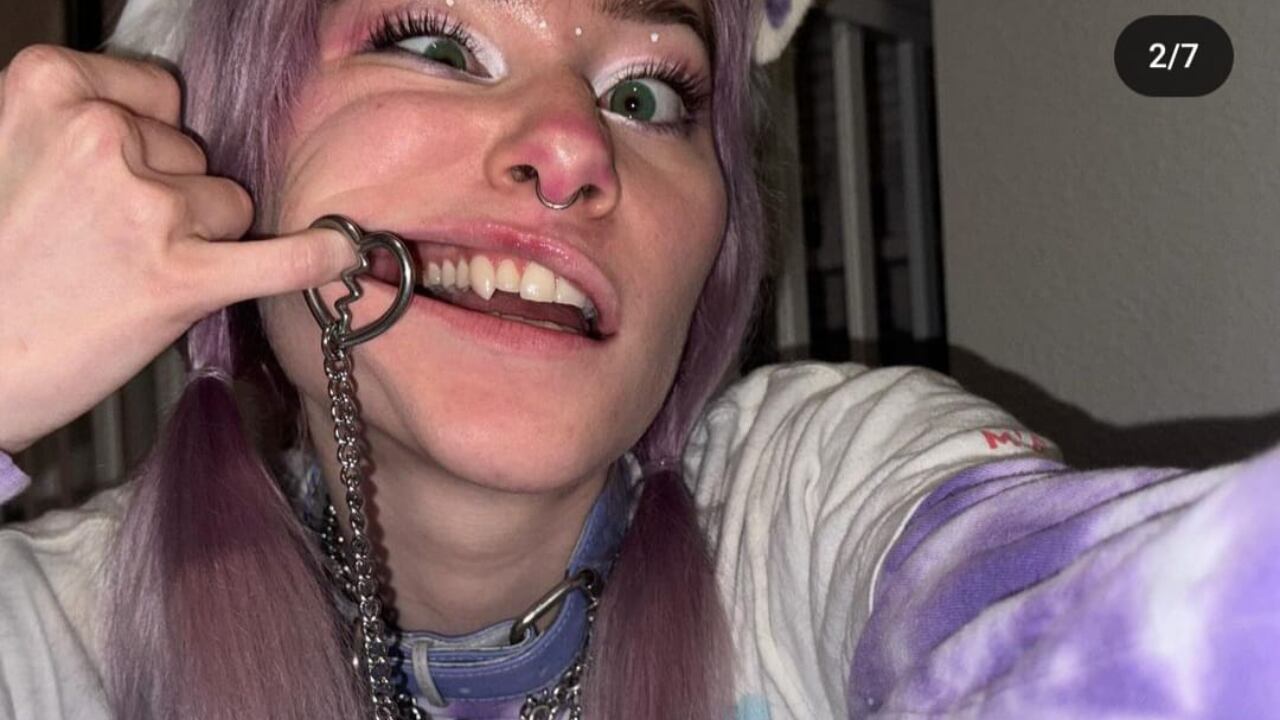 La mujer tiene sus propios cuidadores.