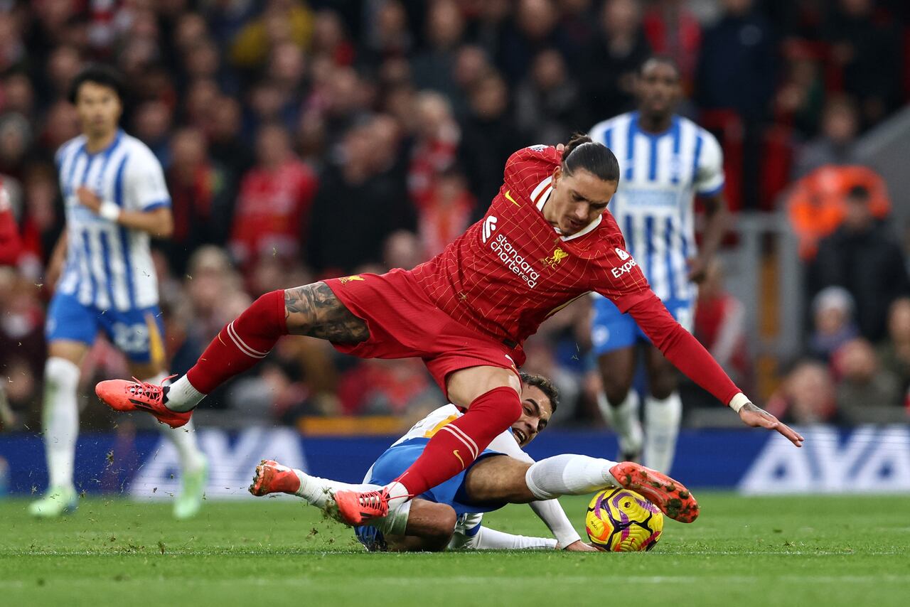 El delantero uruguayo del Liverpool #09 Darwin Nunez es placado por el centrocampista sueco del Brighton #26 Yasin Ayari durante el partido de fútbol de la Premier League inglesa entre el Liverpool y el Brighton.