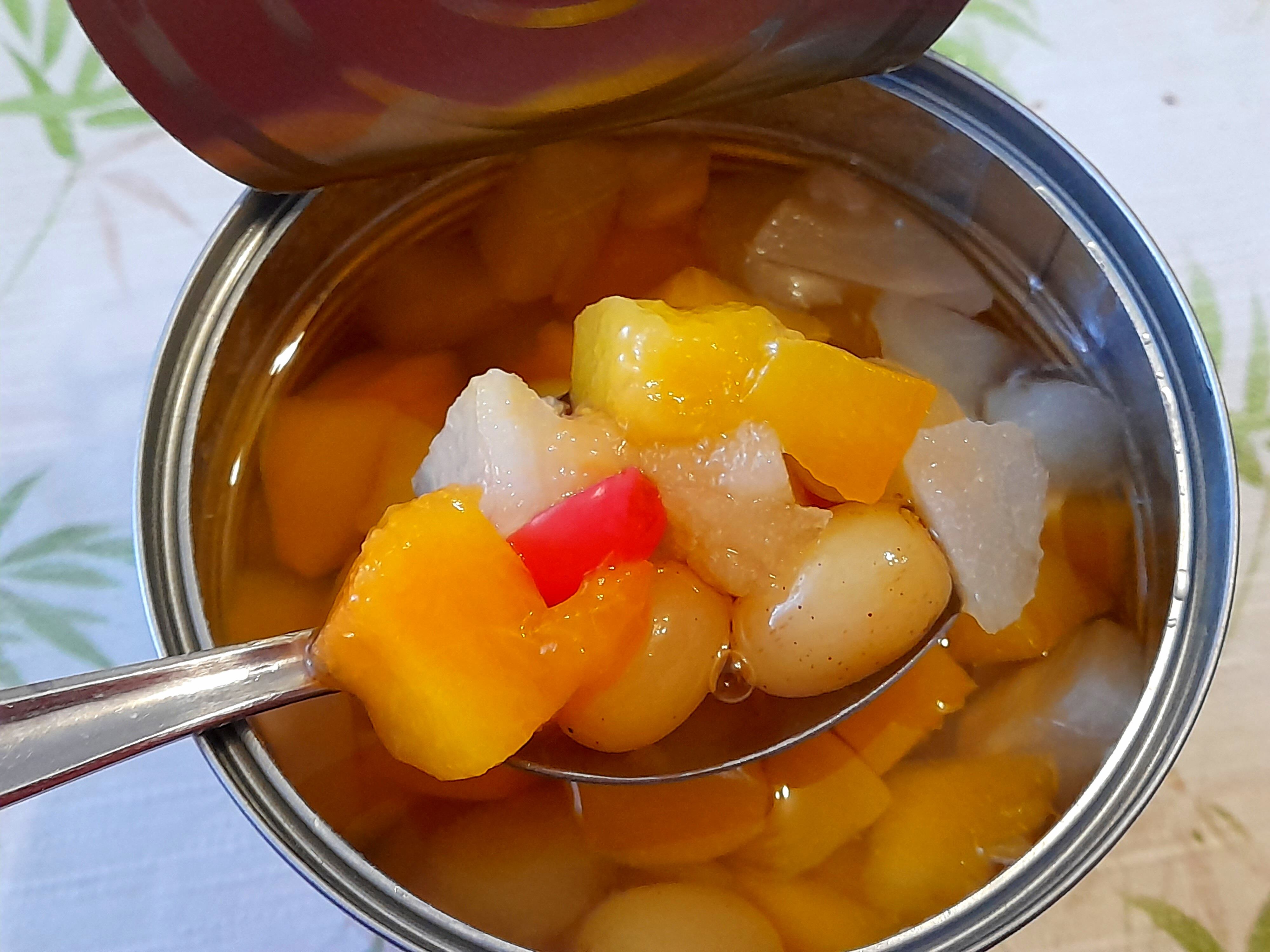 Latas de frutas retiradas del mercado debido a la presencia de plomo, un peligroso contaminante que puede causar daño cerebral, especialmente en niños.