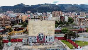 Un trabajo de trabajo arriba en el lugar del Monumento a los Héroes que los opositores al presidente colombiano Iván Duque y contra la reforma tributaria en la pasada manifestación en Bogotá el 22 de septiembre de 2021. FotoAFP / Juan BARRETO