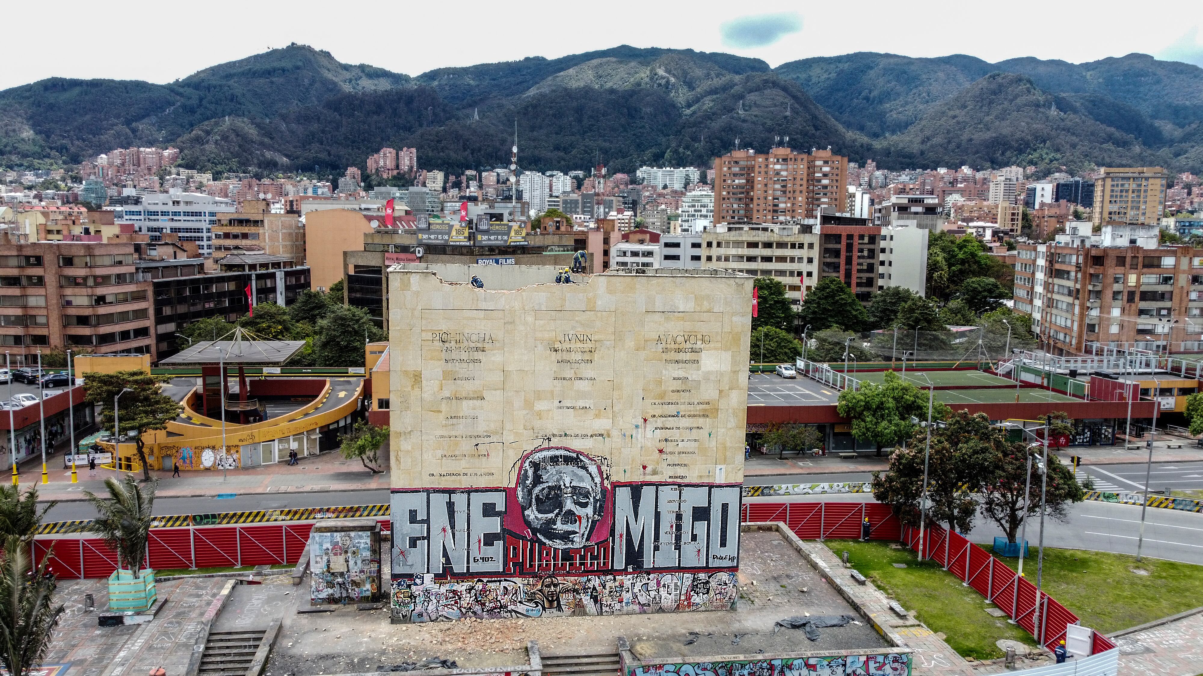 Monumento a los Héroes demolición
