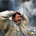 Este hombre llora mientras busca desesperadamente a su hijo en medio de una ola de humo que dejó un ataque con carro bomba en Bagdad. En el centro de la ciudad se presentaron tres atentados este lunes, justo un año después de un ataque contra un santuario chiíta que dejó al país a punto de estallar en una guerra civil. Se estima que los muertos de los atentados recientes son más de 70 personas.