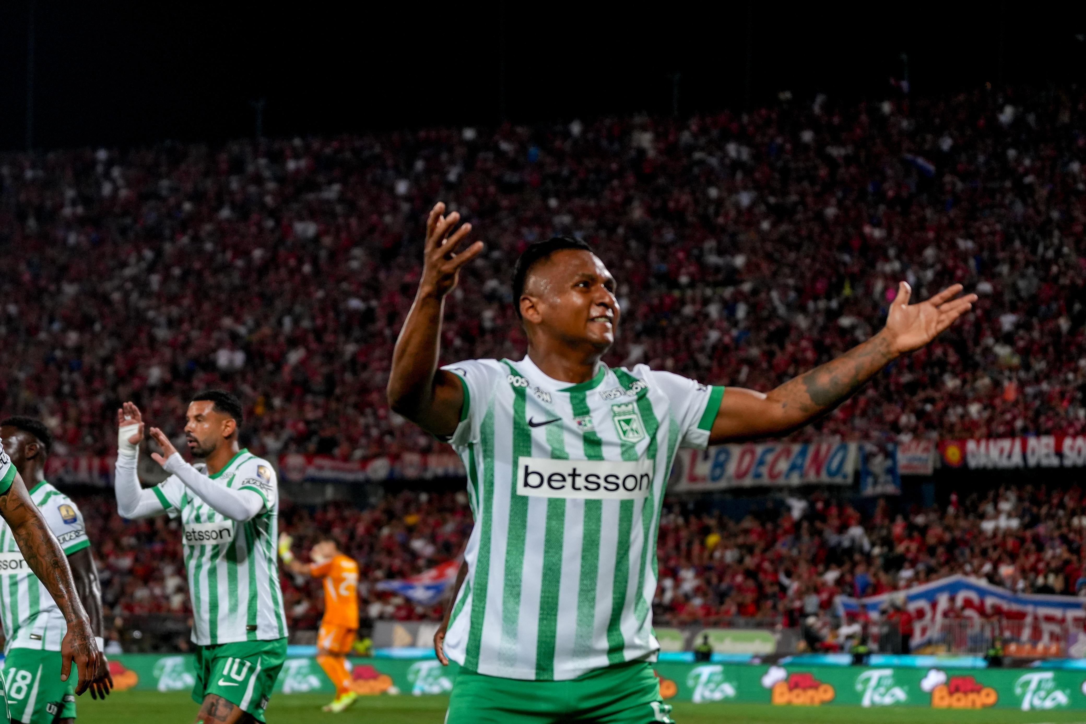Alfredo Morelos celebra el gol de Román en la final de la Copa Betplay.