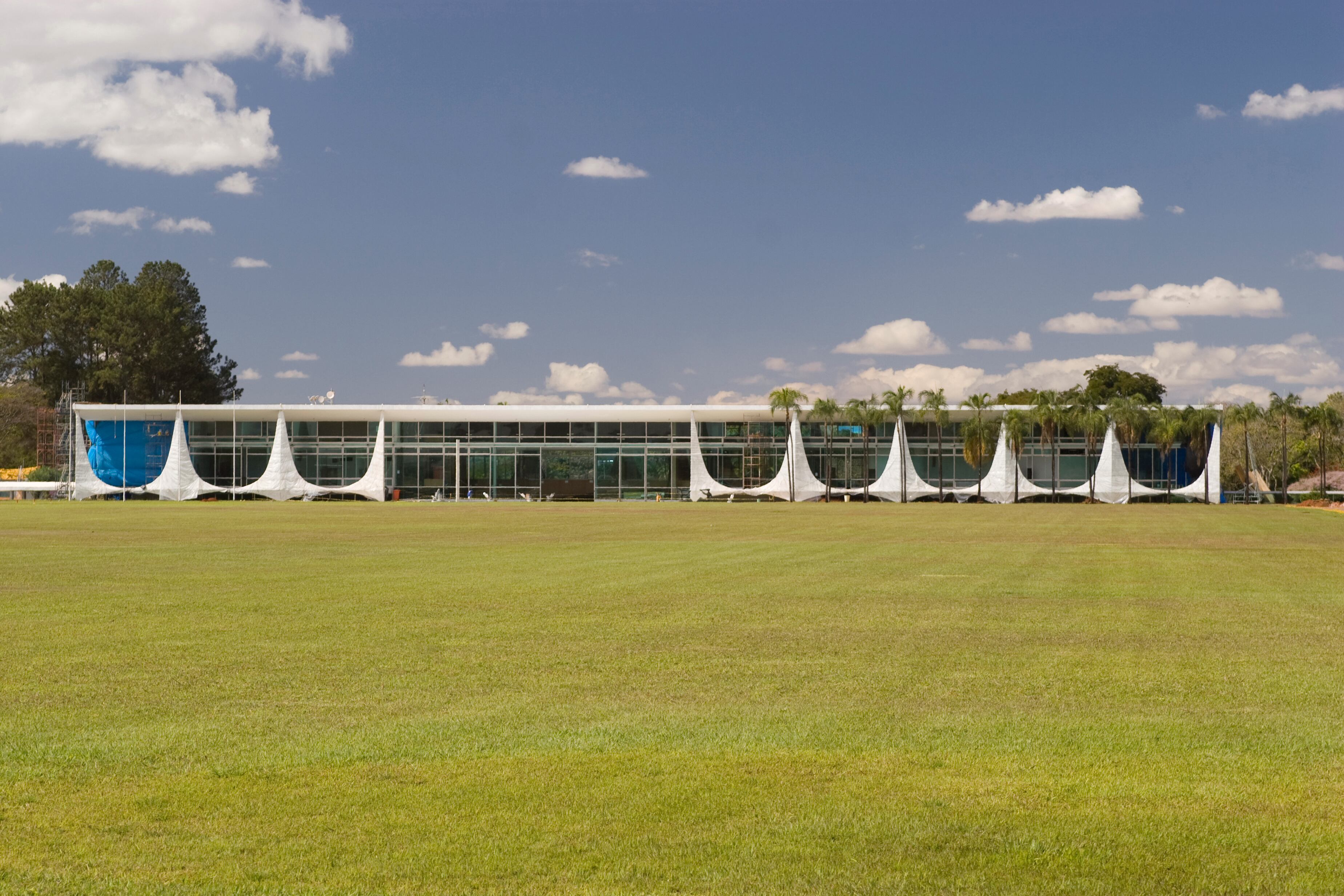 El Palacio de la Alvorada es la Residencia Oficial del Presidente de Brasil y queda ubicado en el Distrito Federal de Brasília. Brasil.