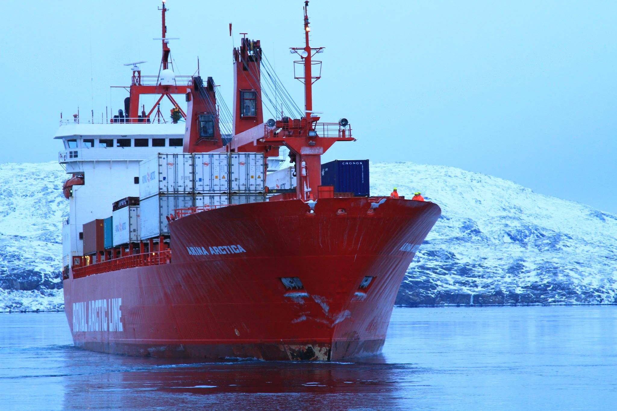 Barco con contenedores con hielo