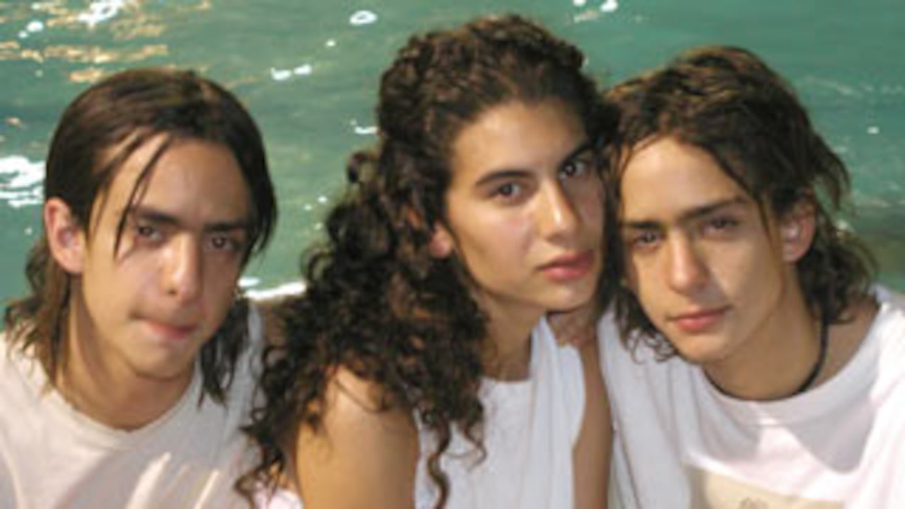 Los gemelos Enrique y Pepe Arango (Mateo y Santiago Rudas) comparten el gusto por Rosita, las pepas alucinógenas y la plata fácil