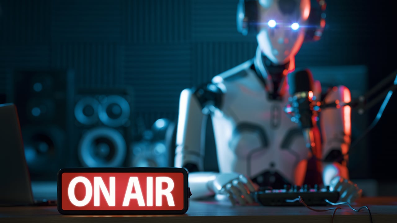 Con el lanzamiento de avatares impulsados por IA, OFF Radio Cracovia se ha convertido en el centro de atención en Polonia, desafiando las nociones tradicionales sobre el papel del periodismo en la era digital.