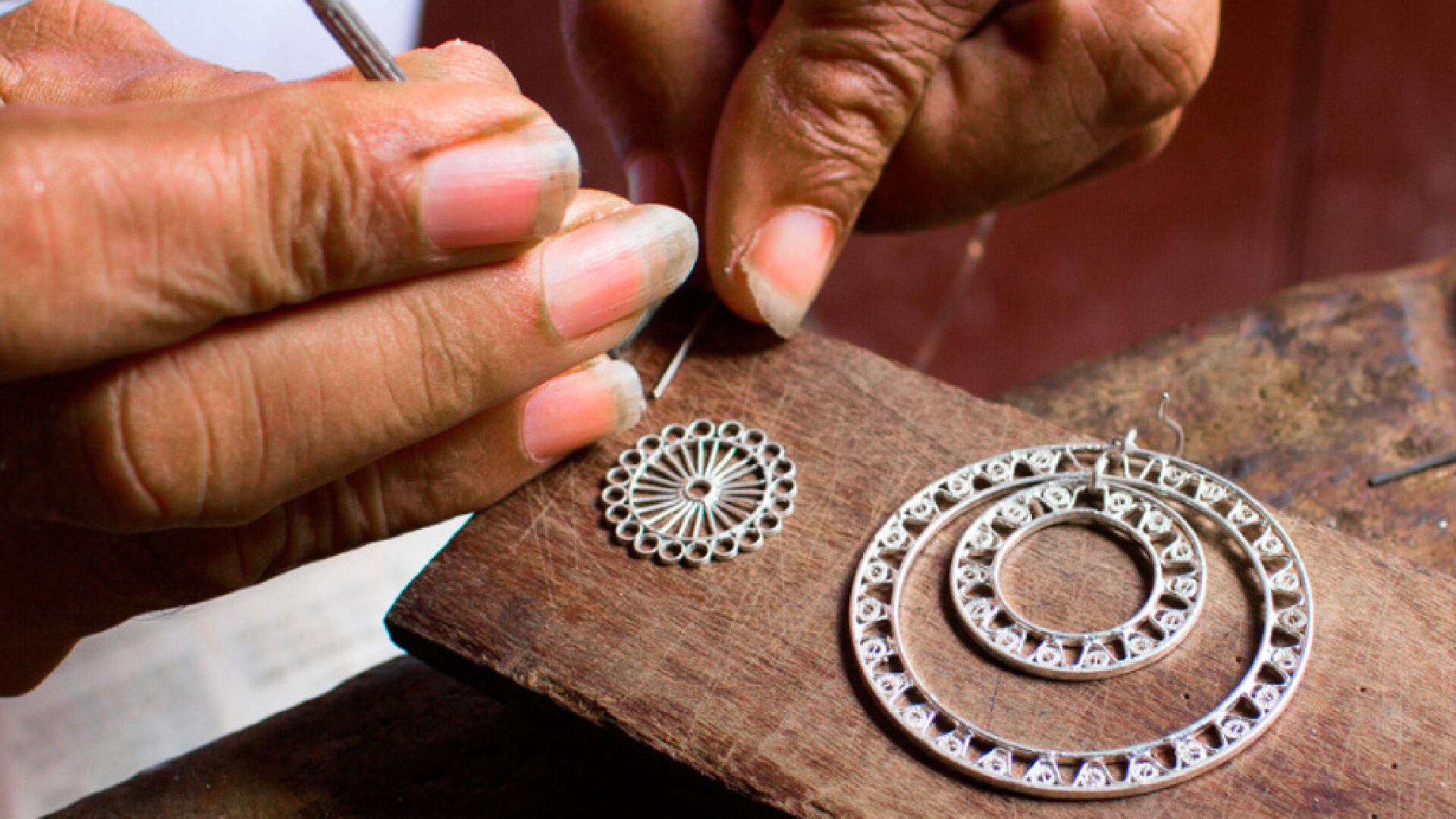 Más de 1.000 piezas elaboradas por 184 artesanos, de 17 oficios tradicionales, se encuentran exhibidas en la plataforma artesaniasdecolombiatienda.com.co.
La participación de los artesanos es gratuita y reciben en su totalidad los ingresos que generan. No existe intermediación