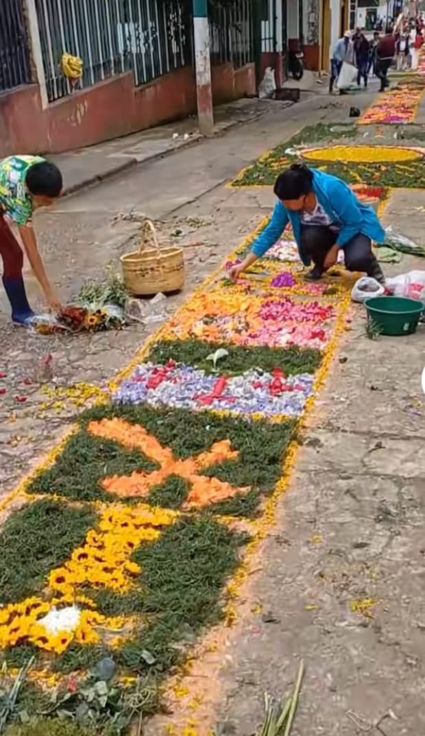 En Guayatá la comunidad realiza este tapete para la celebración católica del Corpus Christi.