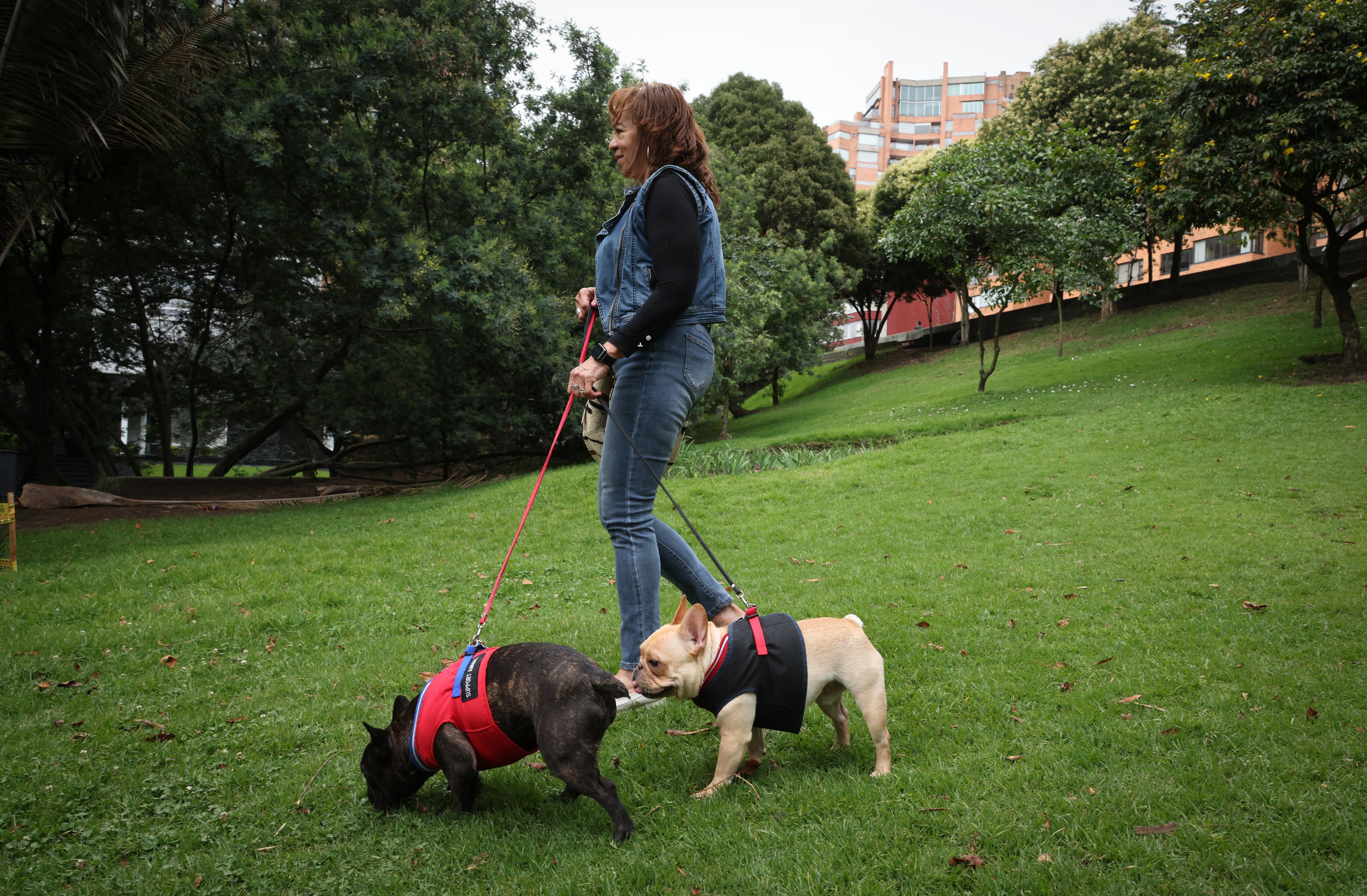 Margeny Padilla empleada de Germán Vargas Lleras con los perros Toño y Henry