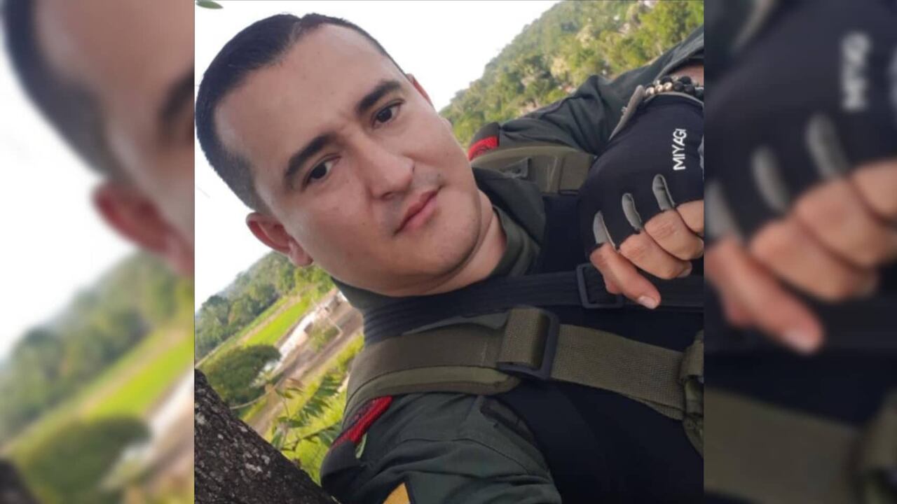 Este oficial fue herido en la espalda.