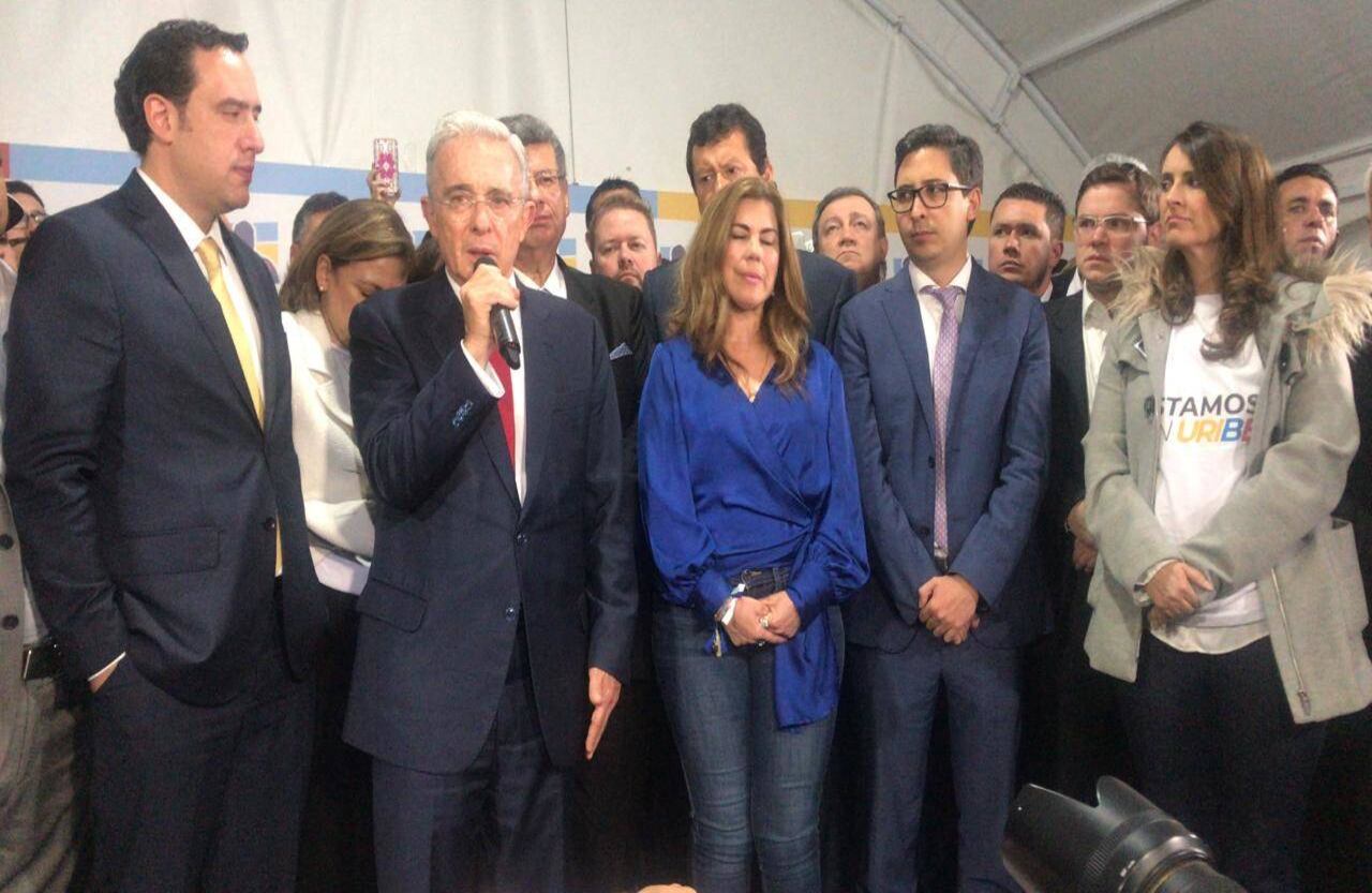 El discurso comenzó con los detalles del momento en el que se enteró de que la Corte Constitucional había determinado de que él no se podía presentar a una segunda reelección: “Mi obsesión ha sido la verdad y la institucionalidad… sin discutir la sentencia dije que la acataba y la respetaba”.