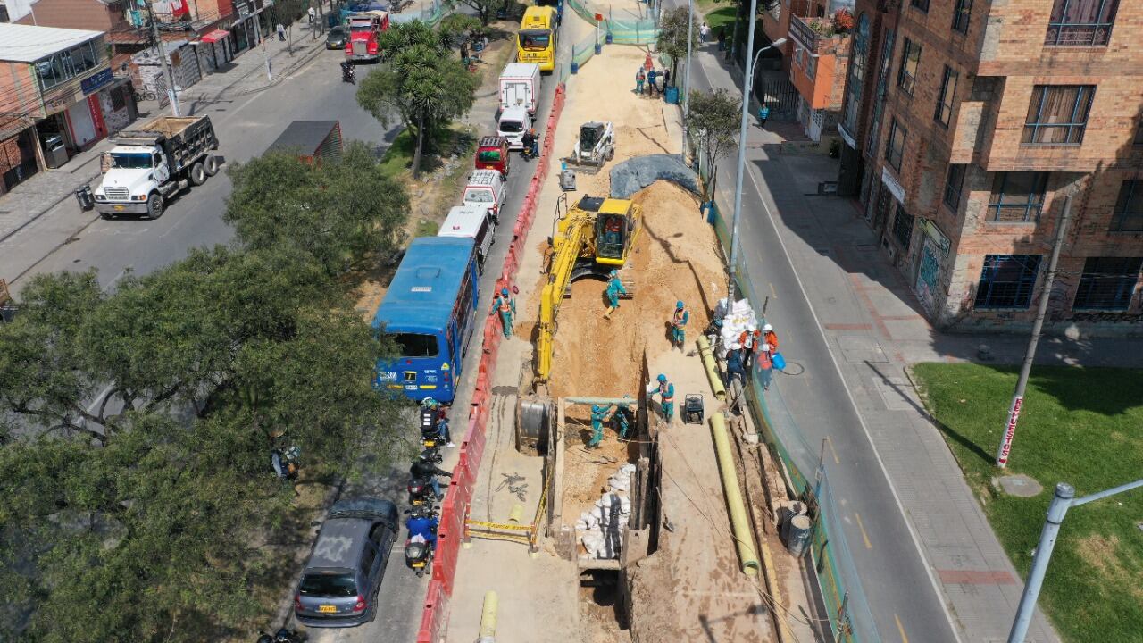 Obras de traslado de redes del acueducto en la Avenida Villavicencio.