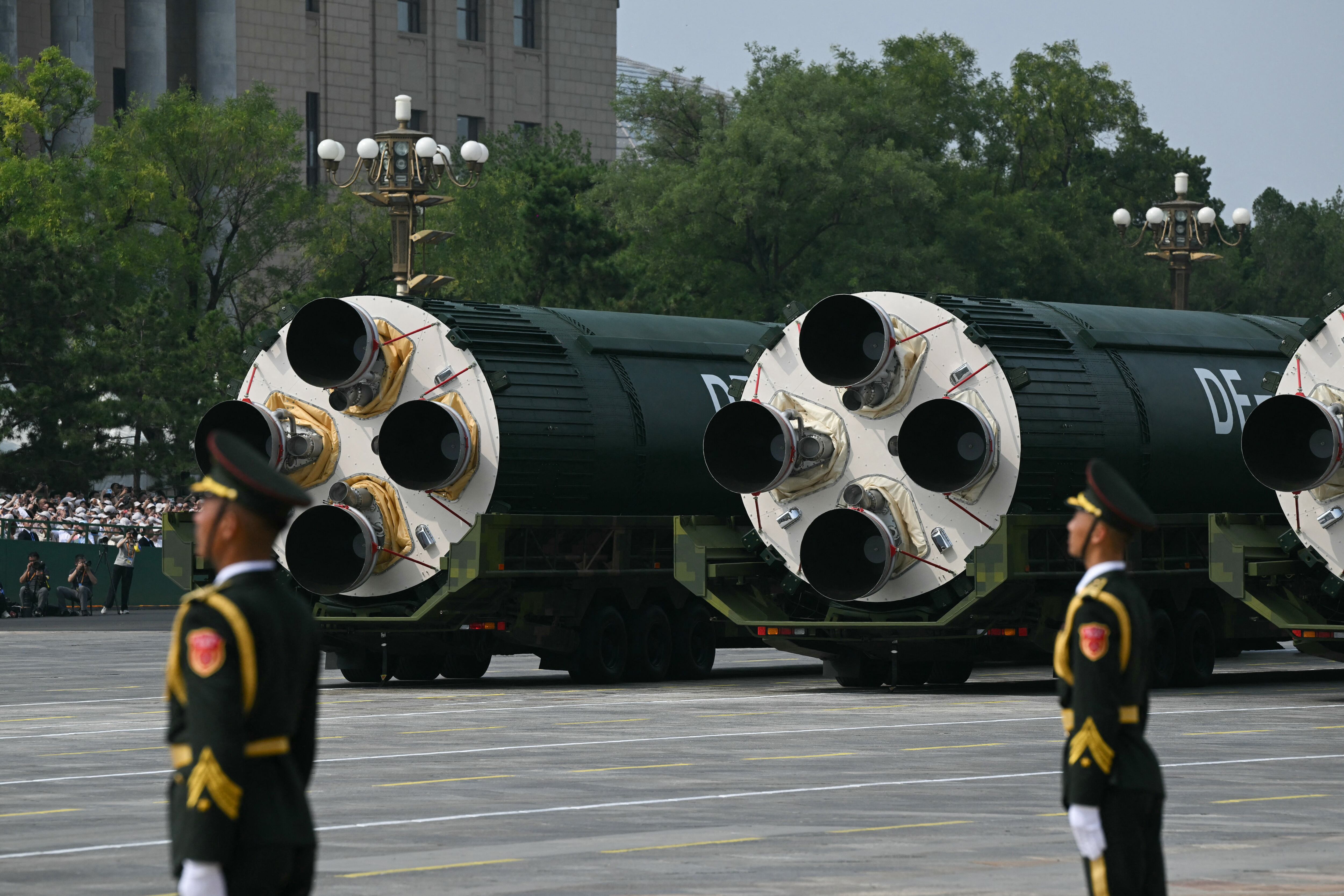 Los misiles balísticos intercontinentales DF-5C se ven durante un desfile militar que marca el 80 aniversario de la victoria sobre Japón y el fin de la Segunda Guerra Mundial, en la Plaza de Tiananmen de Beijing el 3 de septiembre de 2025. (Foto de GREG BAKER / AFP)