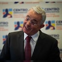 El expresidente de Colombia, Álvaro Uribe Vélez, habla durante una conferencia de prensa el 27 de septiembre de 2022, en Bogotá, Colombia