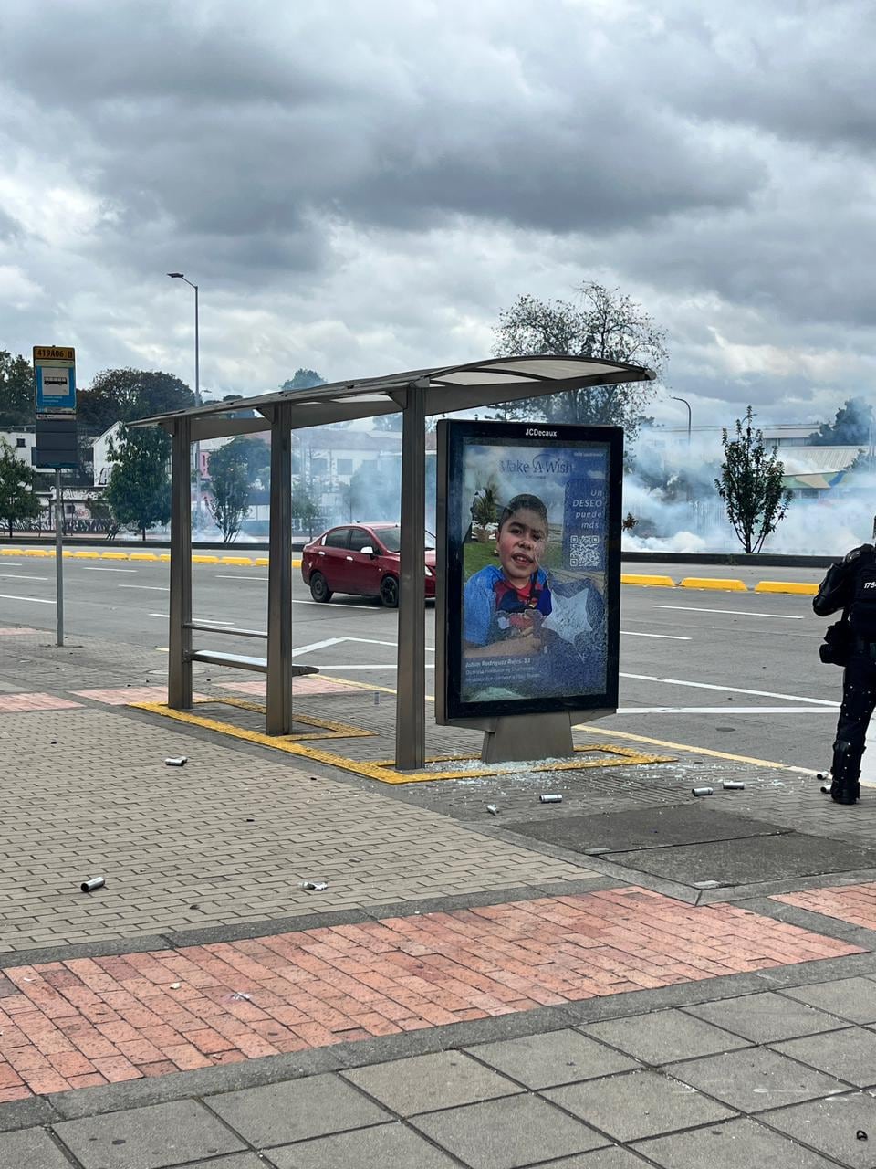 Encapuchados vandalizan los paraderos del SITP.