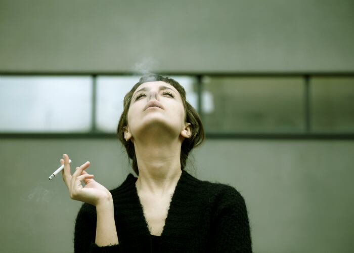 Dejar el cigarrillo no sólo mejora la presión sino que disminuye el riesgo de varios tipos de cáncer. Incluso el humo de segunda mano daña las arterias. Este hábito puede ser difícil de dejar, pero te traerá múltiples beneficios. Foto: Ingimage.