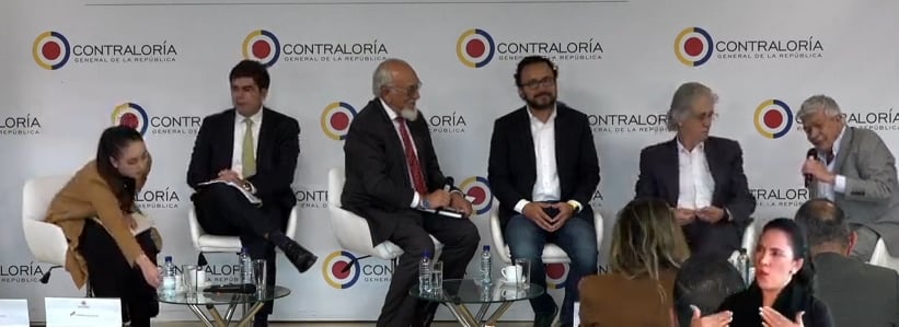 Panel de economistas y analistas en la Contraloría