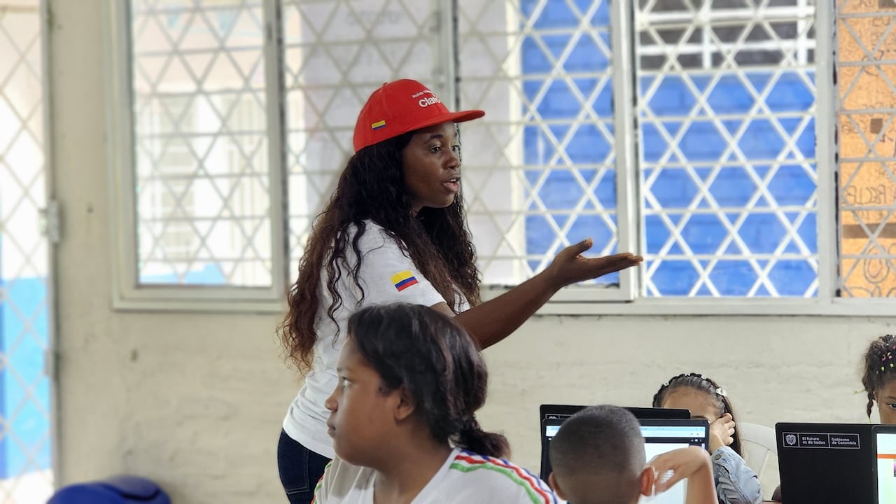 Con Escuelas Conectadas, claro le apuesta a la educación con tecnología, STEAM e IA.