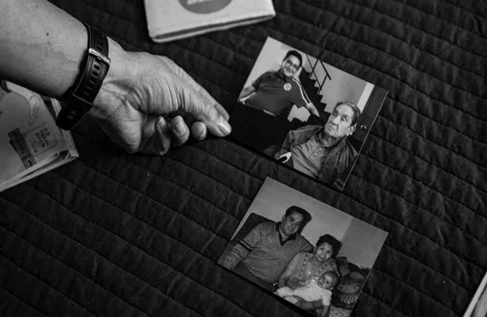 Mientras mis amigos saldrán de esta cuarentena con libros leídos, masters en tortas de banano y expertos en teletrabajo, yo me dedicaré a hacerte duelo. Estas fotos y este texto son mi manera, mi método y mi salida a todo lo que quise decir y no pude. Acompañarán siempre ese “te amo, abuelito” que en realidad encerraba toda una vida a tu lado. David Amado-SEMANA