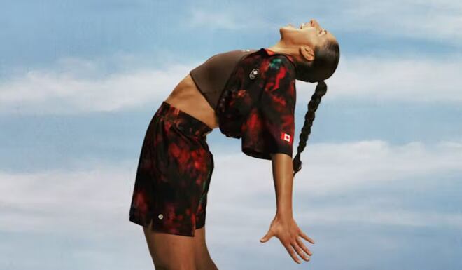 El uniforme de la ceremonia de clausura de Canadá luce el estampado del artista de la Nación Saddle Cree, Mason Mashon, inspirado en las auroras boreales. Team Canada x lululemon