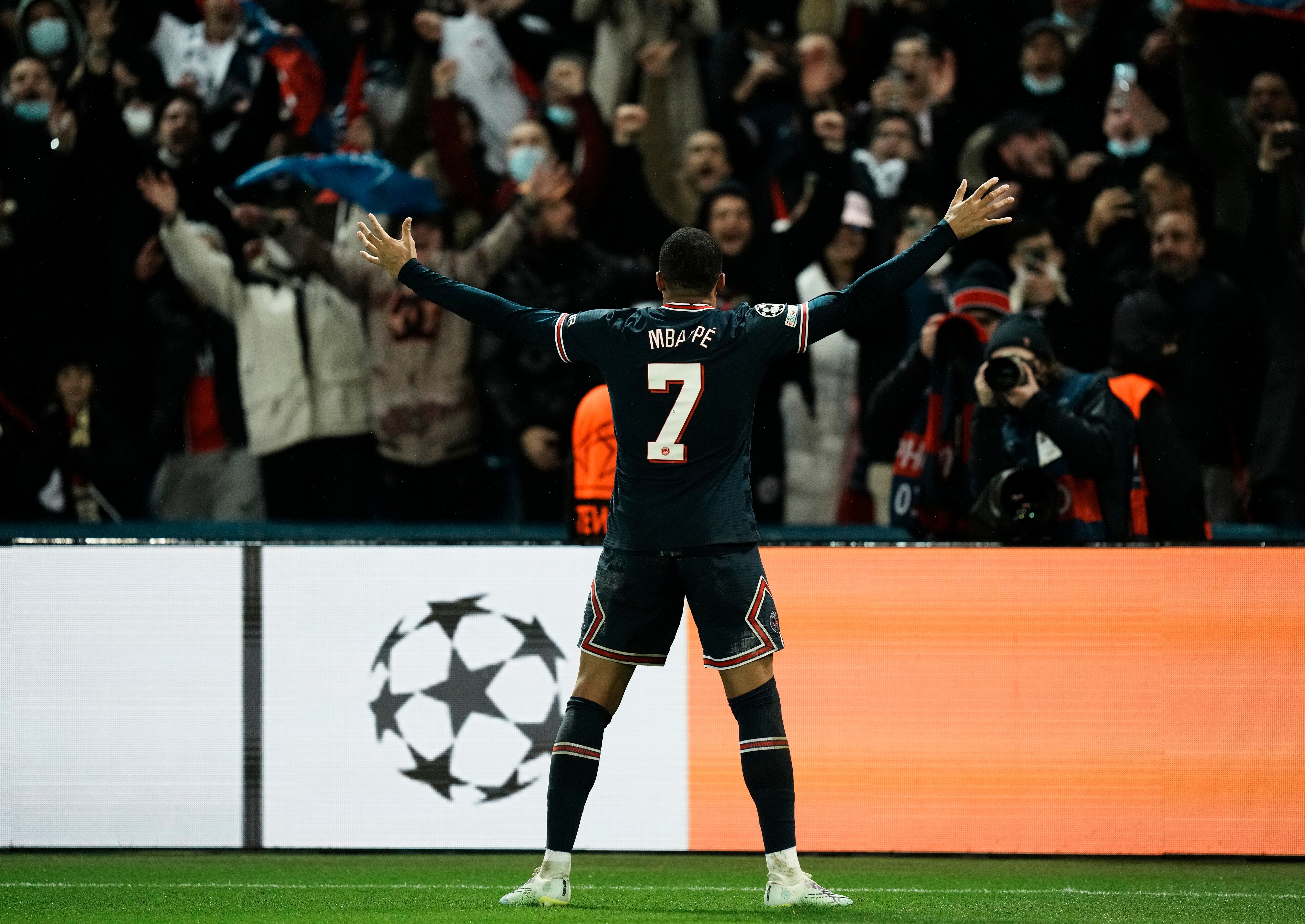 El astro francés salvó los muebles de su equipo sobre el final del encuentro.