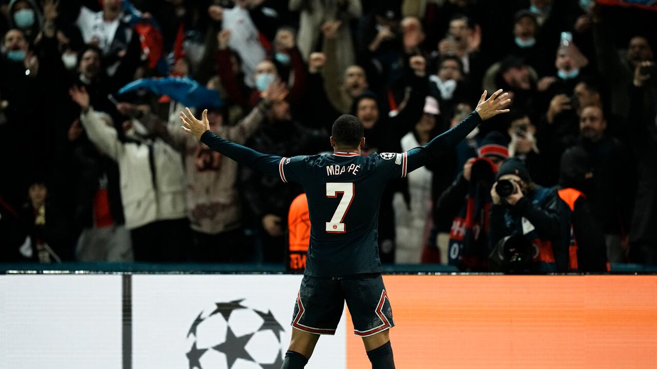 El astro francés salvó los muebles de su equipo sobre el final del encuentro.