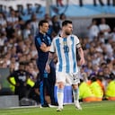Lionel Messi y de fondo el técnico Lionel Scaloni.