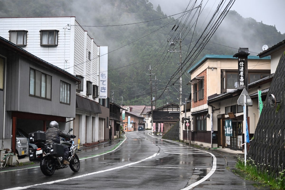 Un motociclista recorre una calle en el pueblo de Nanmoku, en la prefectura de Gunma, el 26 de septiembre de 2026.