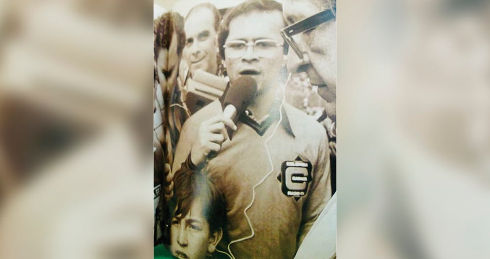 En 1975, Vélez, en El Campín, entre Alfonso Cañón y Guillermo Cortés.