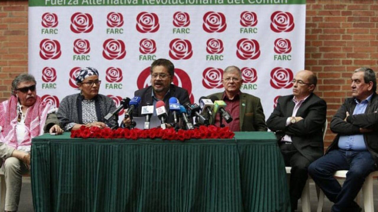 Jesús Santrich, Victoria Sandino, Iván Márquez, Rodrigo Granda, Jairo Estrada y Mauricio Jaramillo, cuando oficializaron la inscripción del partido político en el CNE para participar en la contienda electoral de 2018.