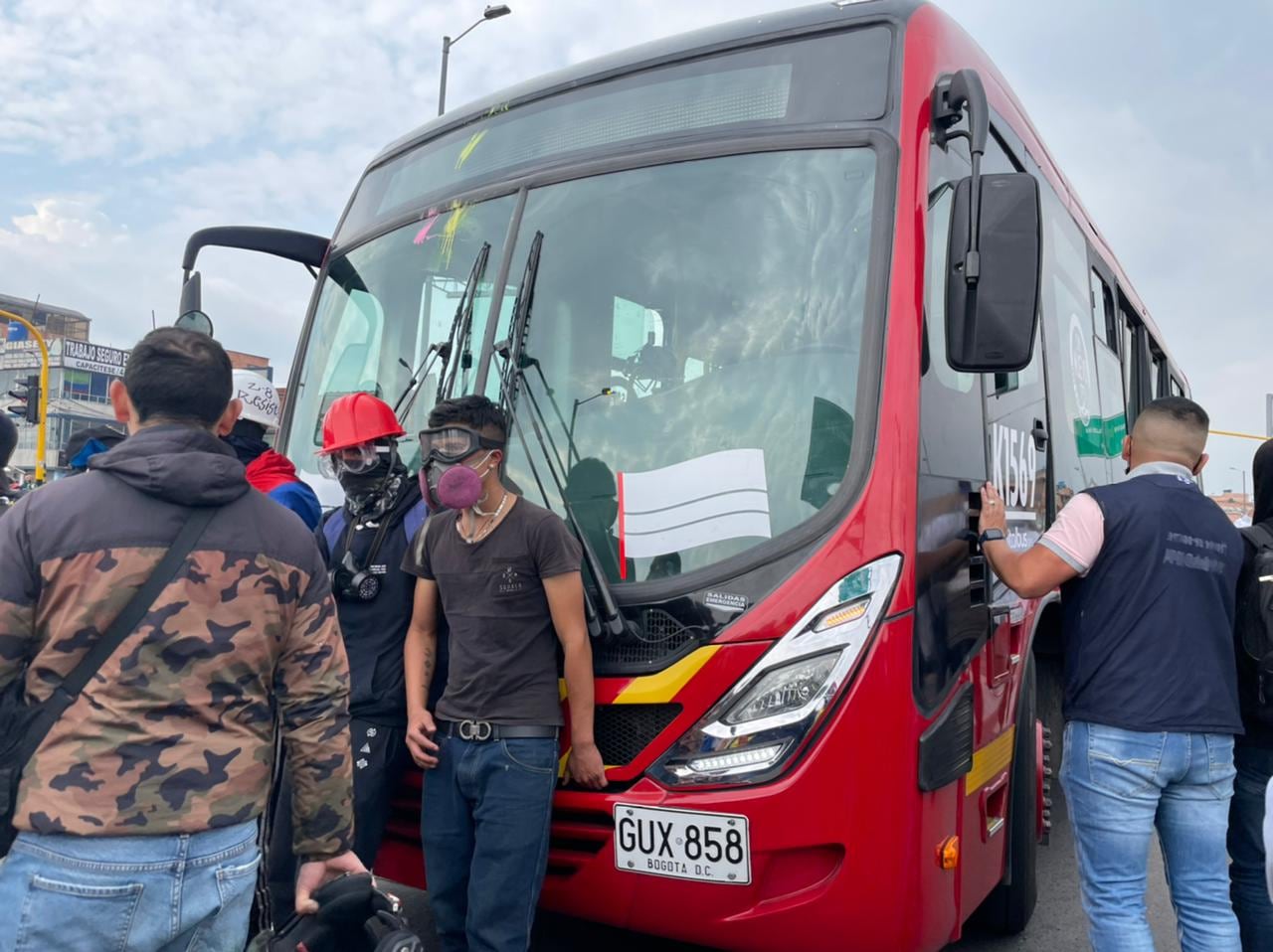 Manifestantes se tomaron un bus de TransMilenio en la Avenida las Américas