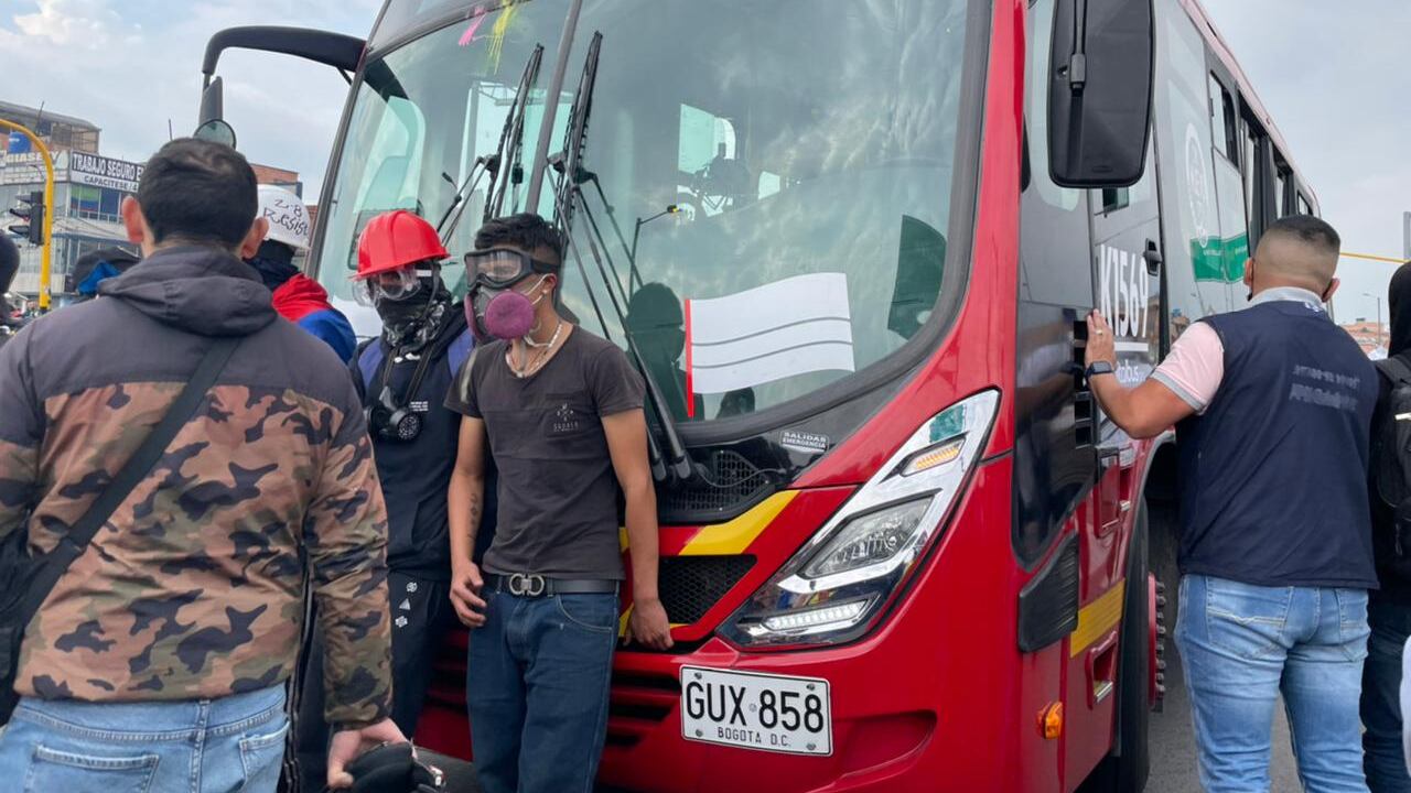 Manifestantes se tomaron un bus de TransMilenio en la Avenida las Américas