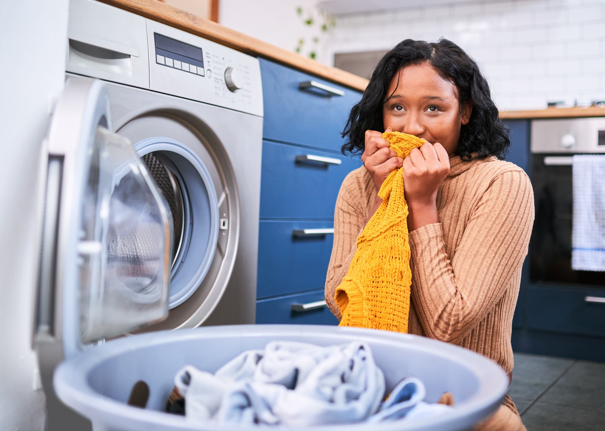 No solo reduce el costo, sino que también ayuda al sistema eléctrico.