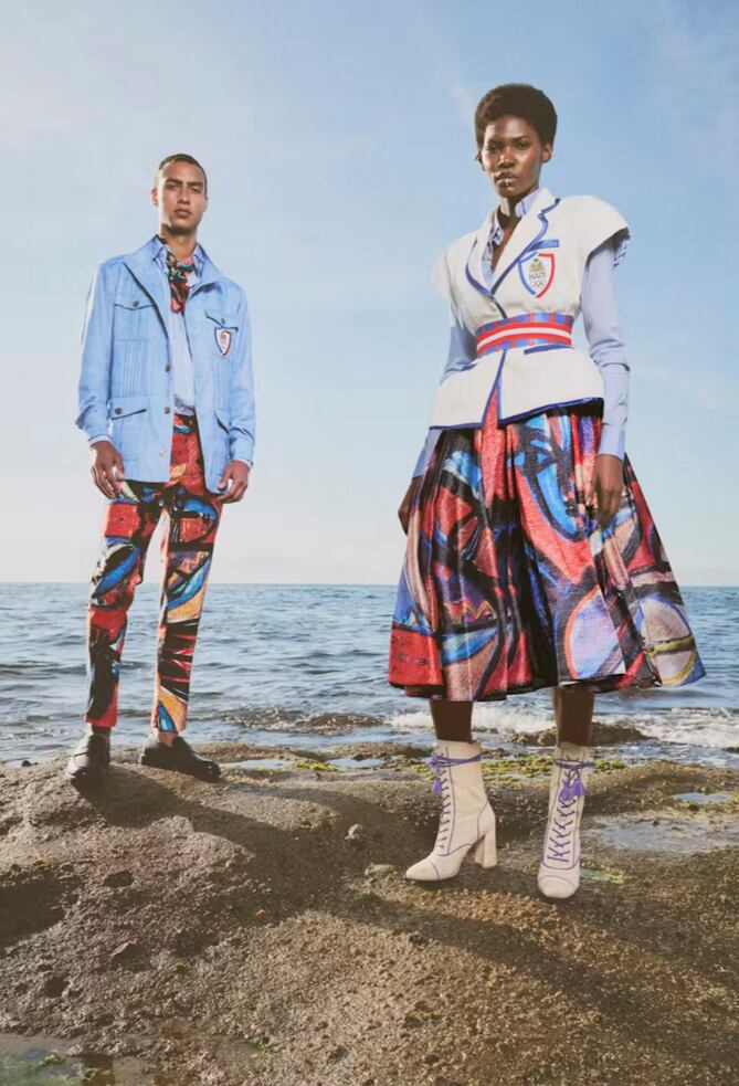 El uniforme haitiano de la ceremonia de apertura representa y muestra la belleza, la fuerza y la artesanía de Haití. Stella Jean