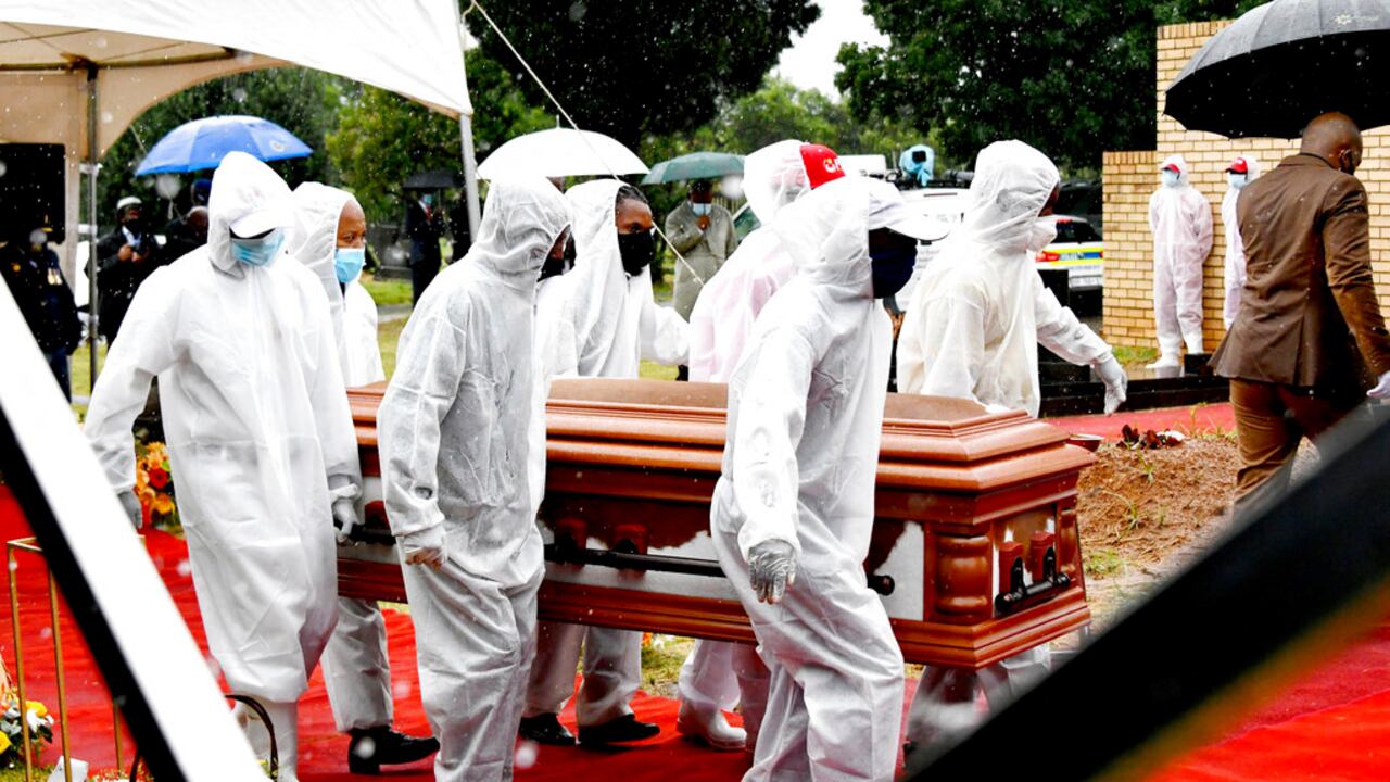 Sudáfrica es el país oficialmente más enlutado por el virus del continente africano, con unos 100.000 decesos por el virus.