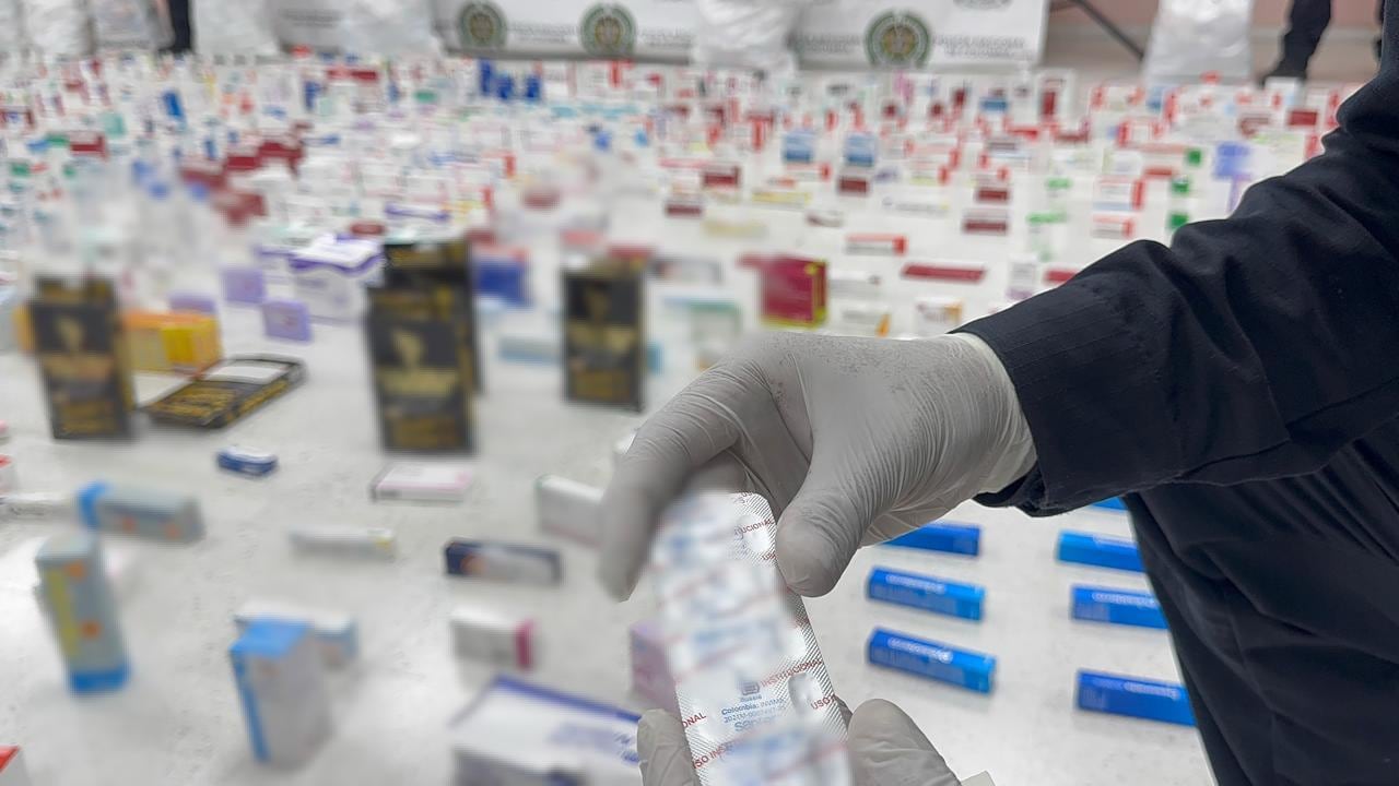 Tres personas señaladas de falsificar, manipular y traficar medicamentos fueron capturadas por la Polfa.
