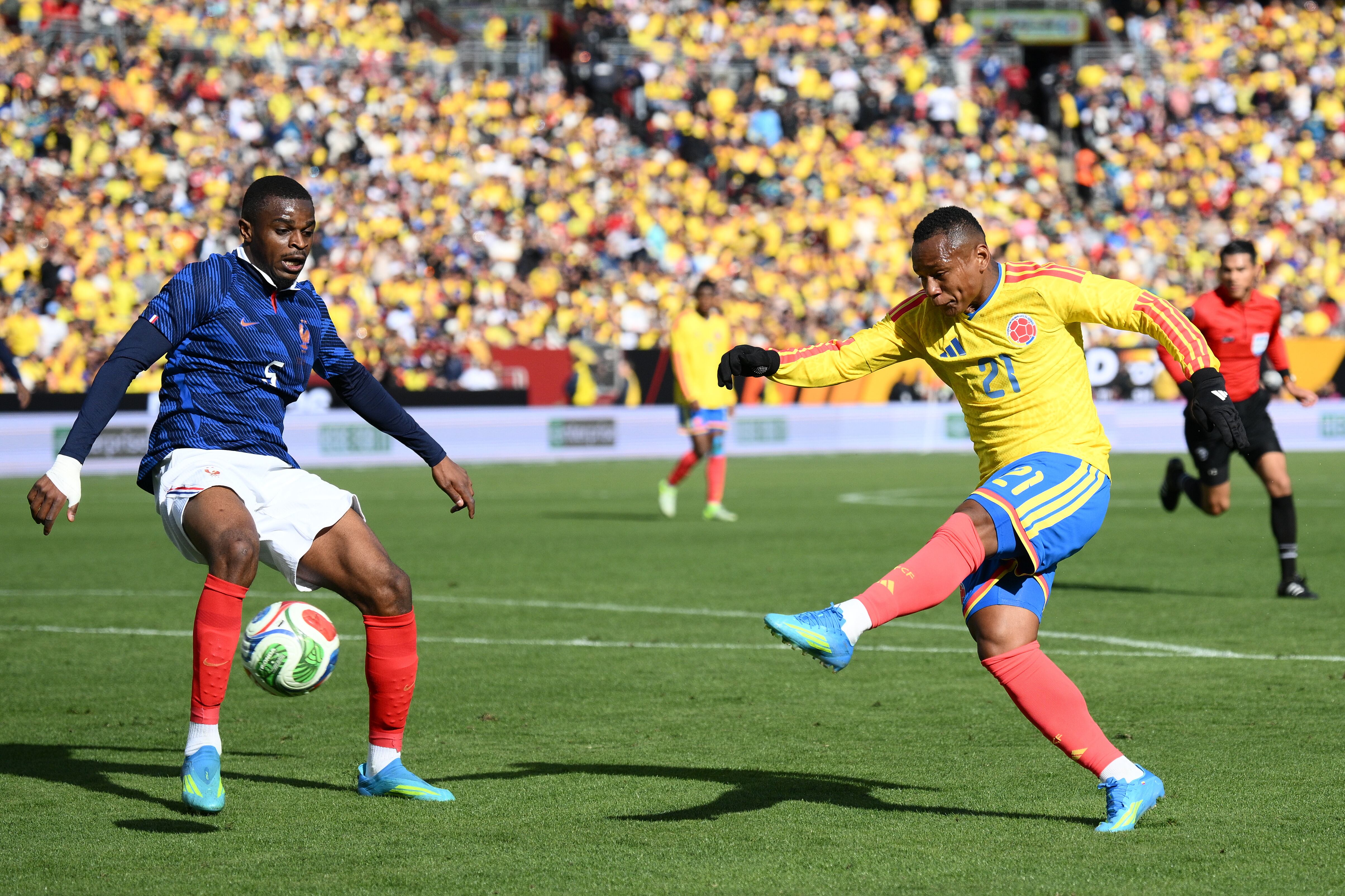 El colombiano Jáminton Campaz celebra el primer gol de su equipo durante el partido amistoso ante Francia en Landover, Maryland.