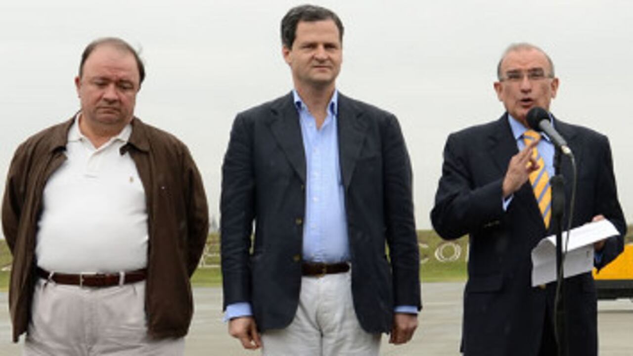 Aeropuerto Militar de Catam. Rueda de prensa ofrecida por la delegación del Gobierno momentos antes de partir a Cuba