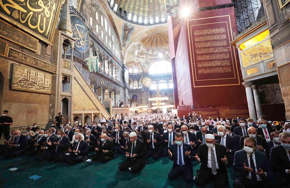 El presidente de Turquía, Recep Tayyip Erdogan, participa en las oraciones de los viernes en Hagia Sophia, cumpliendo un sueño de su juventud de orientación islámica. Erdogan se unió a cientos de fieles por primera vez. (Presidencia turca vía AP, Pool)