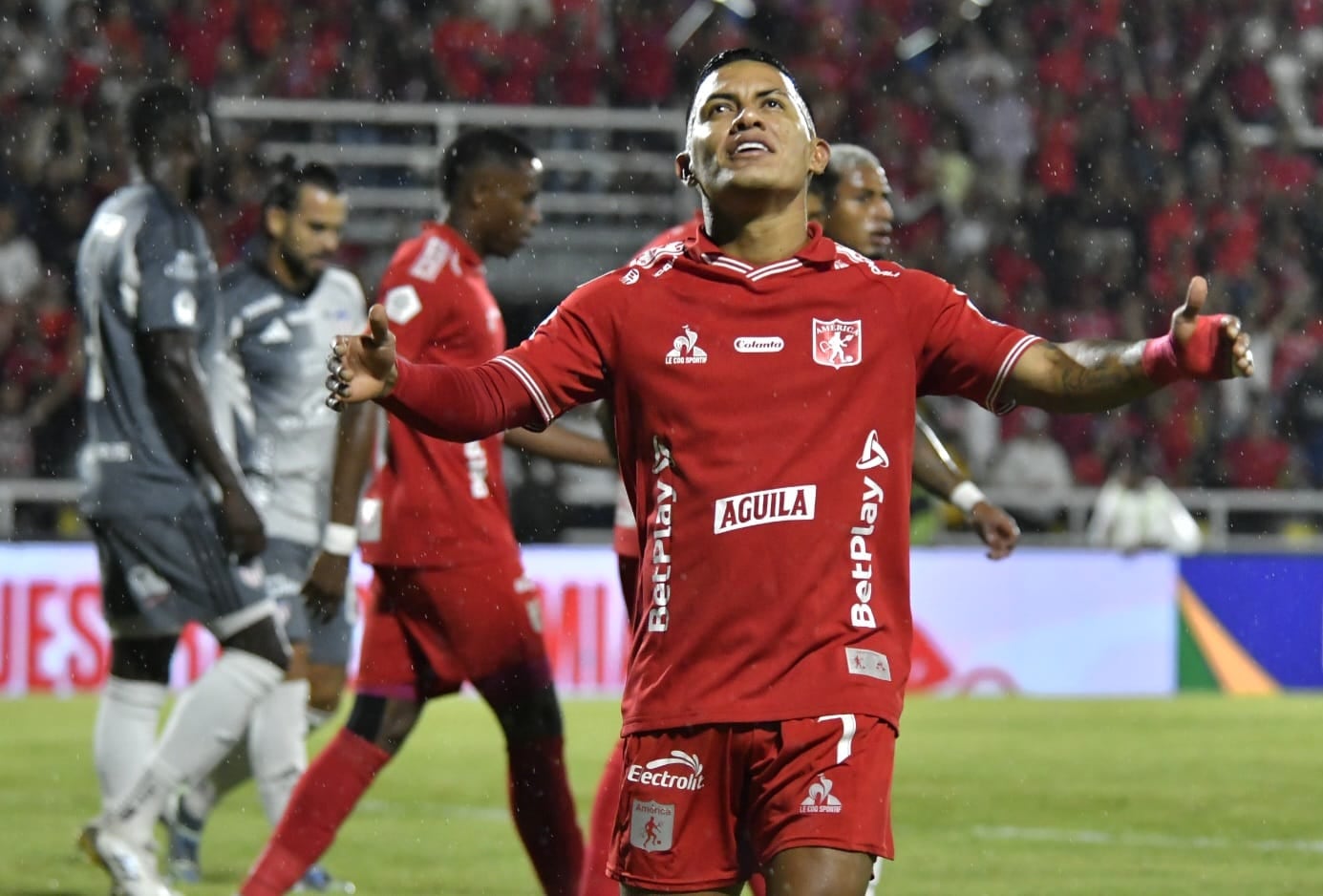 Cristian Barrios celebra su gol contra el Junior de Barranquilla, por la fecha 17 de la Liga Colombiana.