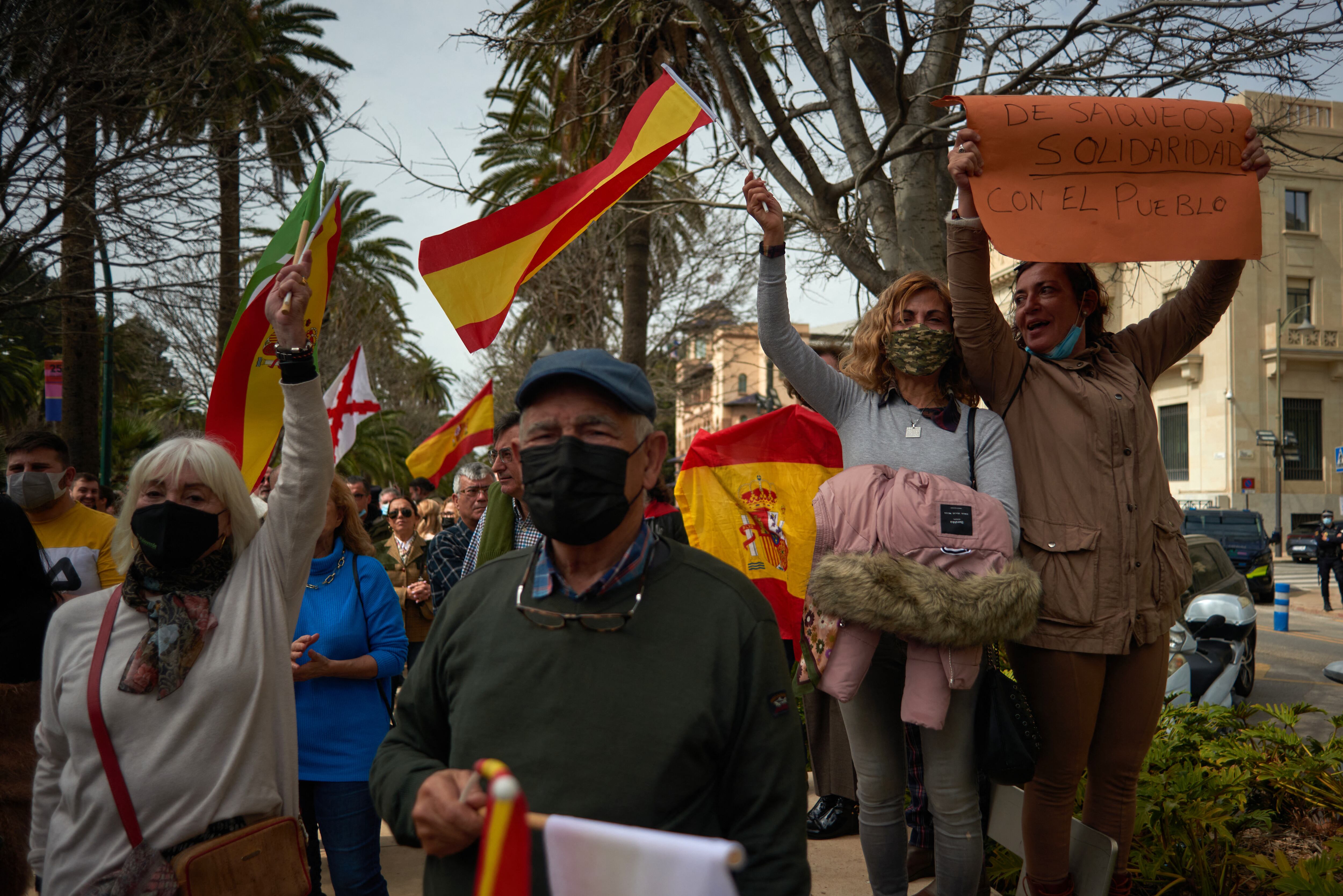 Los manifestantes ondean banderas españolas durante una protesta nacional convocada por el partido de extrema derecha español Vox contra las subidas de precios, en Málaga el 19 de marzo de 2022. - Desde finales del año pasado, ha habido un creciente descontento social en España por la inflación anual desbocada, que saltó al 7,6 por ciento en febrero, su nivel más alto en 35 años. La crisis ha llevado a UGT y CCOO, los dos sindicatos más grandes de España, a convocar una huelga nacional el 23 de marzo, mientras que el ultraderechista Vox ha instado a la gente a unirse a las protestas a nivel nacional el 19 de marzo. (Foto de JORGE GUERRERO / AFP)